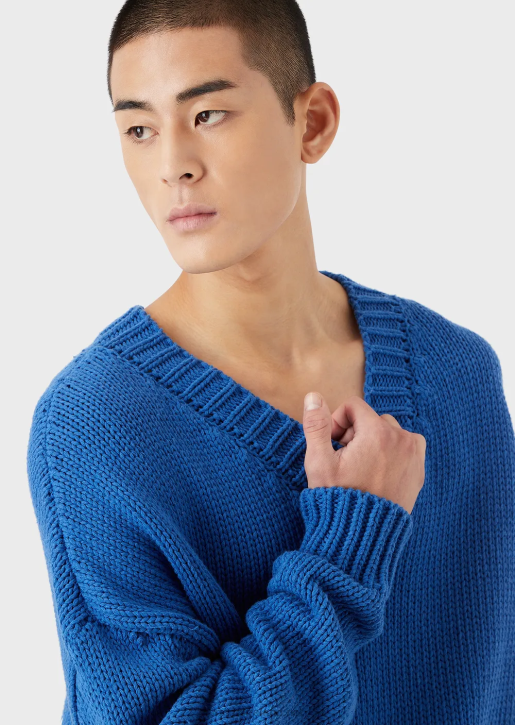 Men 086V1258 Sustainable Collection Oversized V-Neck Recycled Cotton-Blend Jumper With A Patch Armani Electric Blue